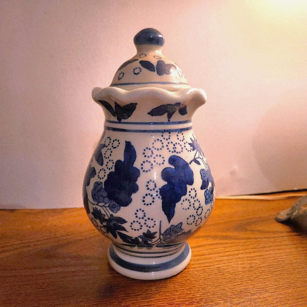 Vintage Chinoiseries pattern Ginger Jar